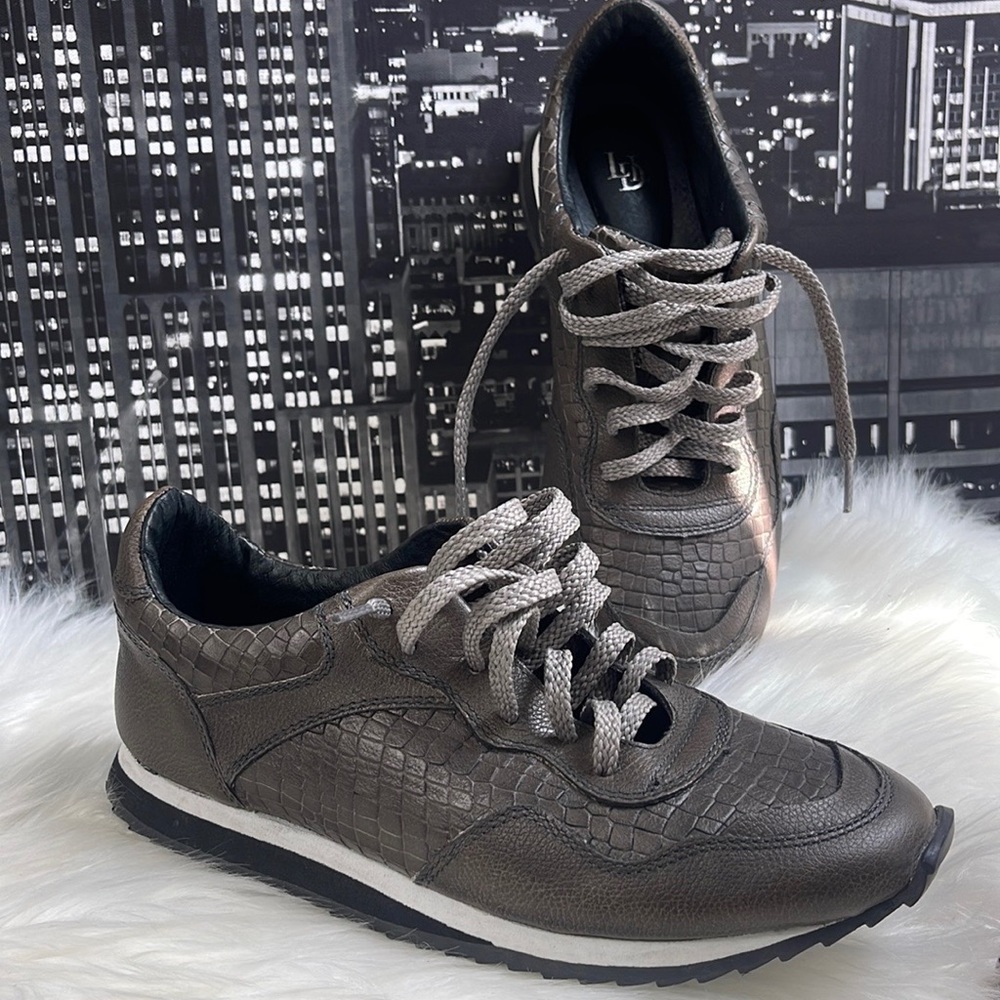 LDL Luxe de Leon Sneaker 100% Leather
Size: 6.5 women
